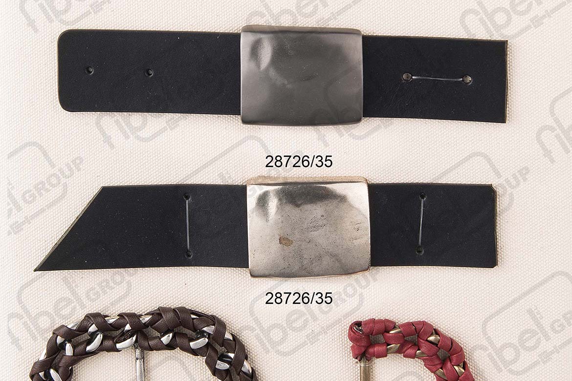 <i18n class='notranslate'>Military style buckles</i18n>