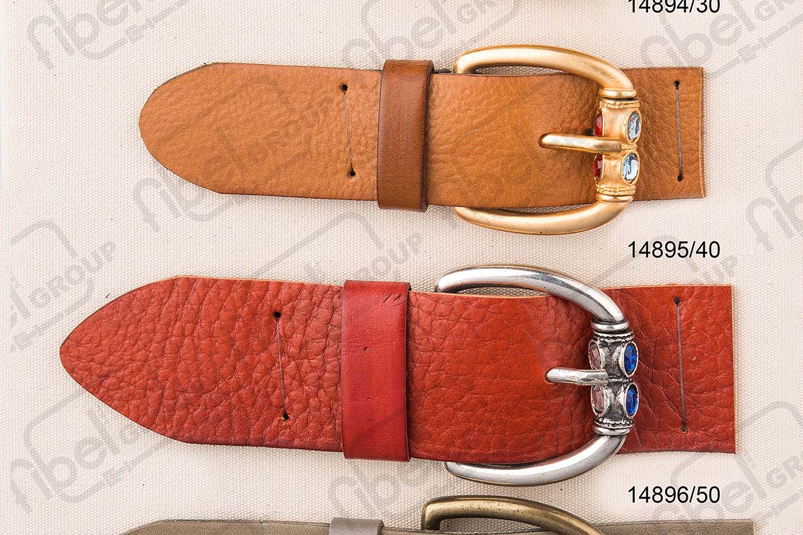 <i18n class='notranslate'>Buckles with rhinestones and cabouchon</i18n>