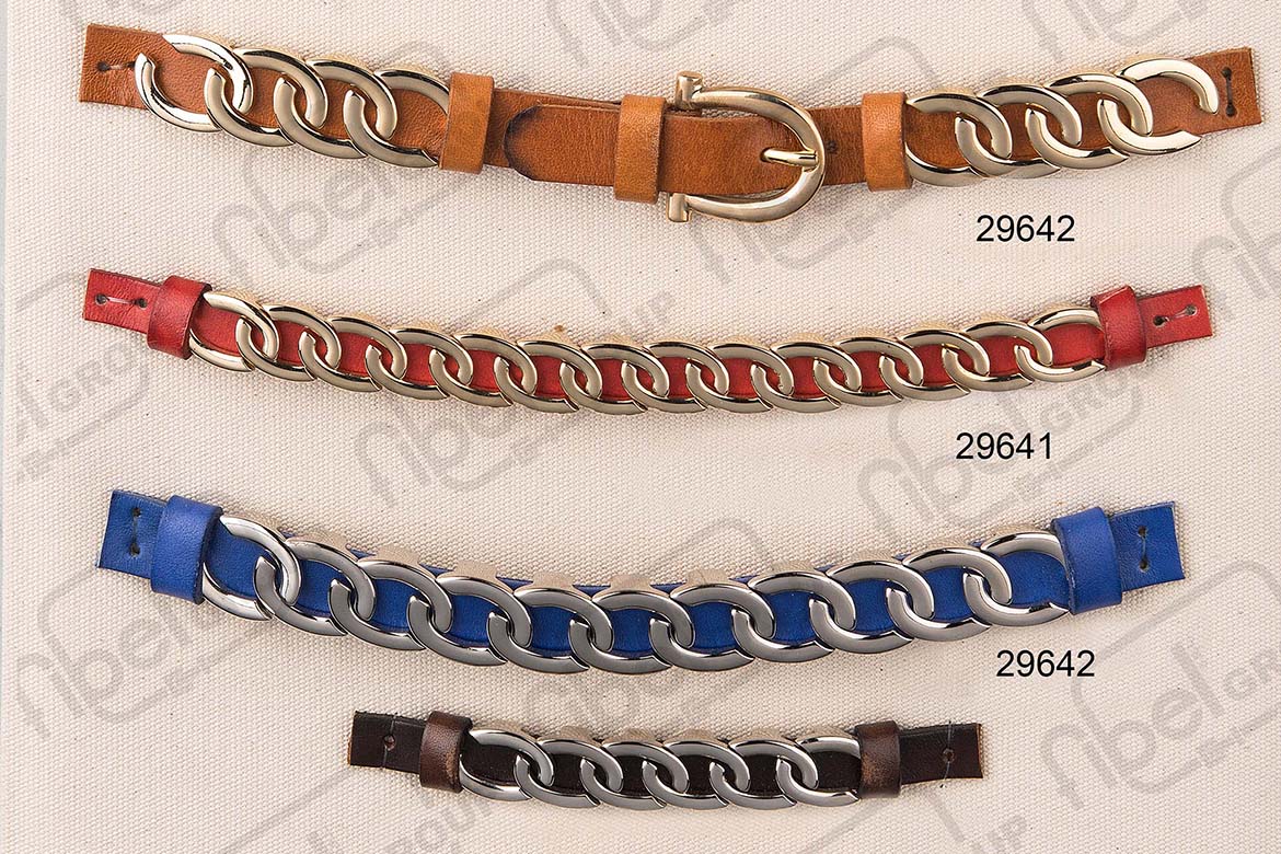 Ornamenti frontali e fibbie con catene